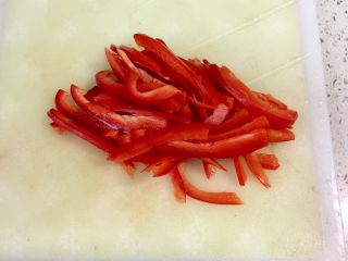 嫩牛肉卷饼＃感恩节食谱＃,将红椒切成丝备用。