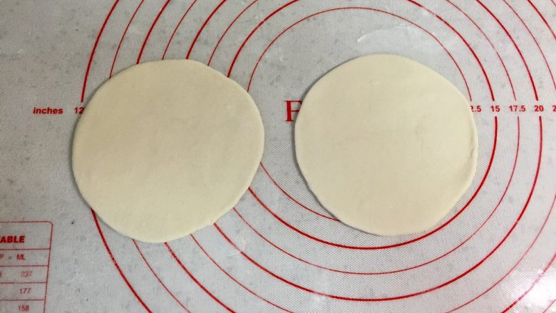 嫩牛肉卷饼＃感恩节食谱＃,在揉面垫上抹一层油防粘，把小面团用手按扁，擀圆，擀两片。