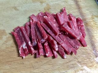 嫩牛肉卷饼＃感恩节食谱＃,把牛肉冻硬后，切成条状。牛肉选用上脑、里脊等部位，不要选择筋多的部位。