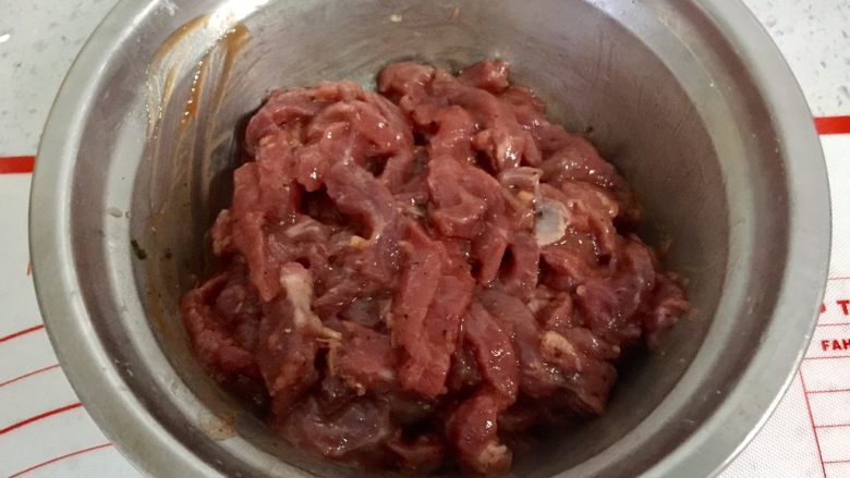 嫩牛肉卷饼＃感恩节食谱＃,用手抓匀，将牛肉腌制片刻备用。