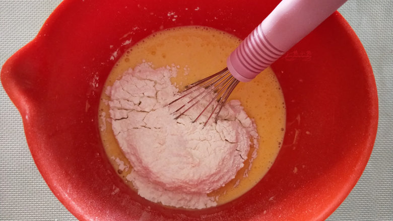酸奶小蛋糕--入口即化的口感,加入过筛后的低筋面粉和玉米淀粉。