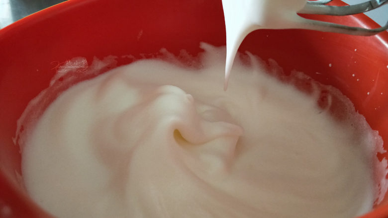 酸奶小蛋糕--入口即化的口感,继续3档打发。蛋白变得更加细腻，开始有细微的纹路，拉起打蛋头，蛋白糊会垂下一个长长尖，不会滴下来，加入剩下的糖（第三次加糖）。