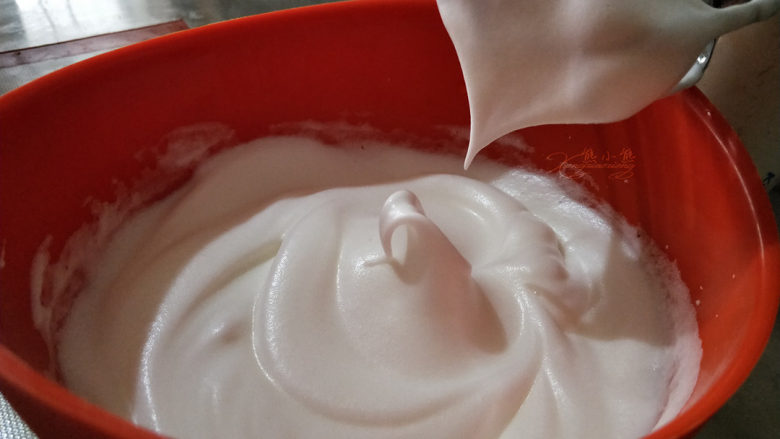 酸奶小蛋糕--入口即化的口感,再打发一小会，打蛋头带起的蛋白变短，尖会弯下来。打蛋盆里的蛋白有直立的倾向，但还是比较柔软，尖端下垂，有明显的弯钩状。