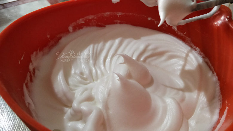 酸奶小蛋糕--入口即化的口感,再打发一小会，拉起打蛋头，蛋白糊呈短一些的尖，会弯下来，这时是湿性发泡。
