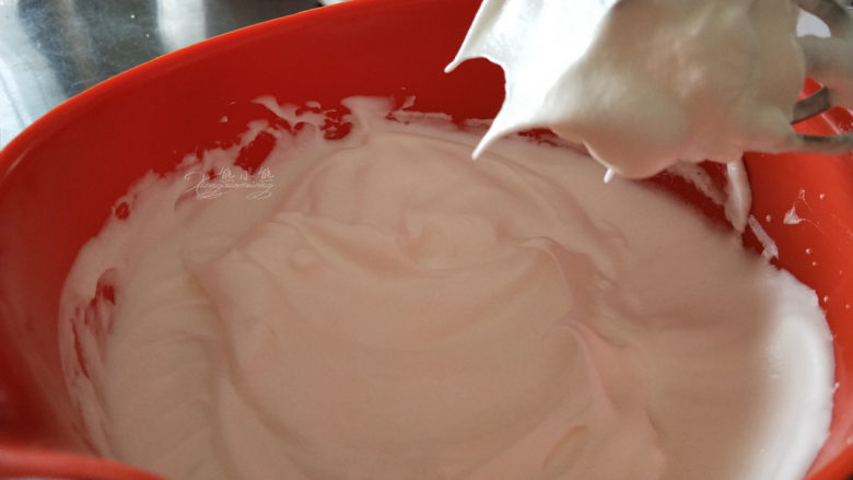 酸奶小蛋糕--入口即化的口感,继续打发一会，拉起打蛋头，看的出来尖更短了，不会弯下来，这时是干性发泡。
