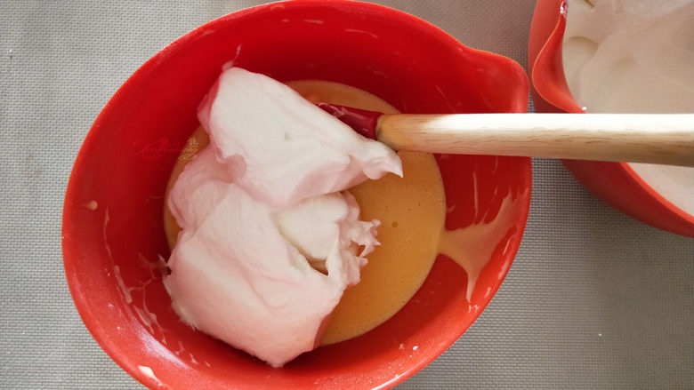 酸奶小蛋糕--入口即化的口感,将1/3的蛋白霜加入到蛋黄糊中，搅拌均匀。这个时候要拌匀，多翻拌一会没关系，使蛋黄糊和蛋白霜的密度接近，下一步才好拌匀而不易消泡。