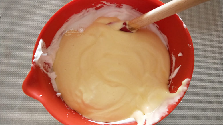 酸奶小蛋糕--入口即化的口感,搅拌均匀的蛋黄糊倒回到蛋白霜内。
