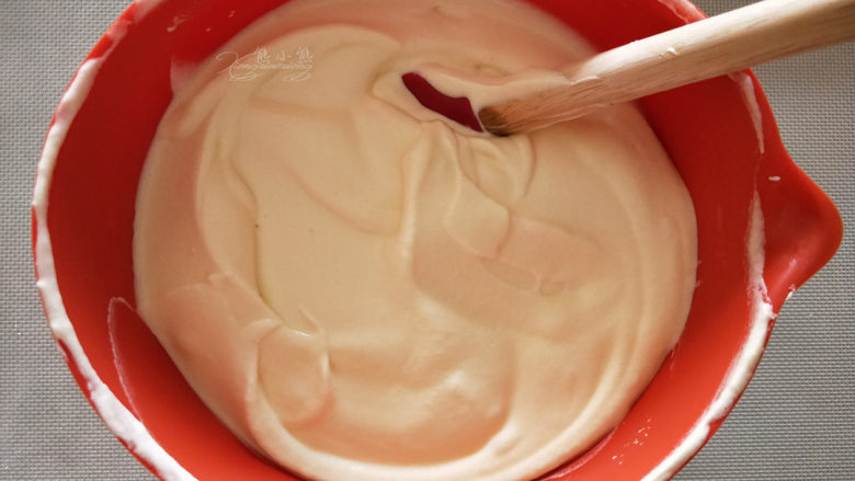 酸奶小蛋糕--入口即化的口感,将蛋黄糊和蛋白霜翻拌均匀。