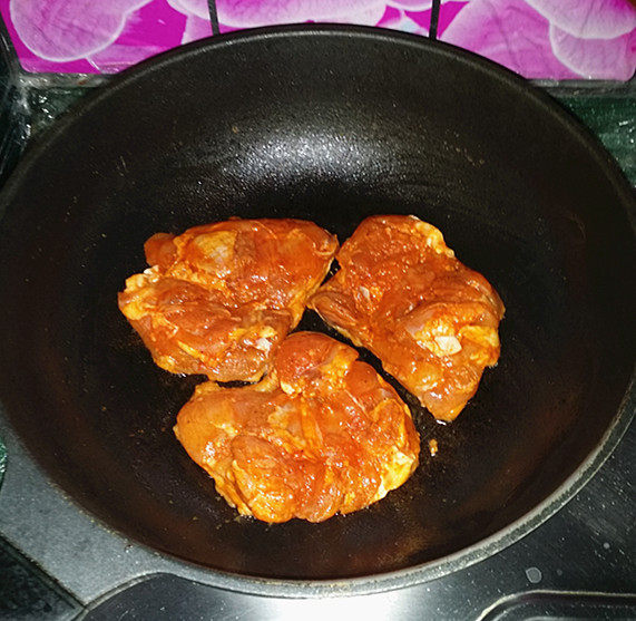 #吃鸡#煎奥尔良鸡排,不粘锅烧热后倒入芥花油、放入鸡排、将鸡皮面朝下