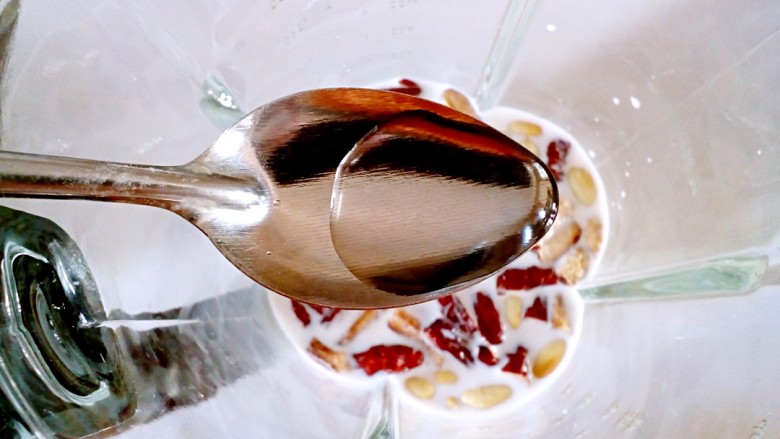 红枣花生牛奶,加入凉开水。