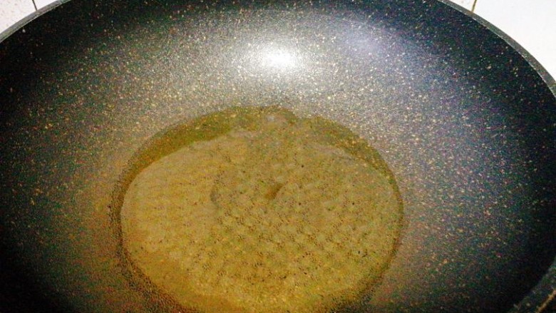 一碗面条+海鲜彩色面,锅里放油。