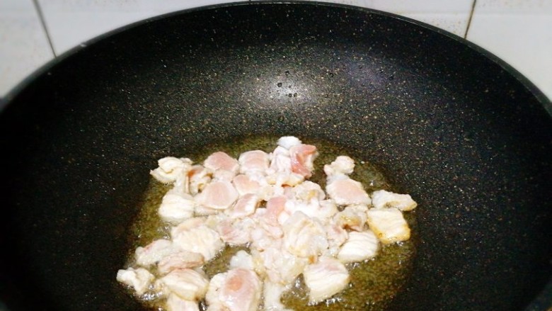 一碗面条+海鲜彩色面,将五花肉煸香。
