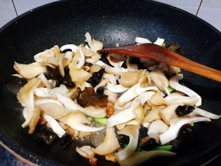 一碗面条+海鲜彩色面,陆续加入黑木耳，袖珍菇，快速翻炒。