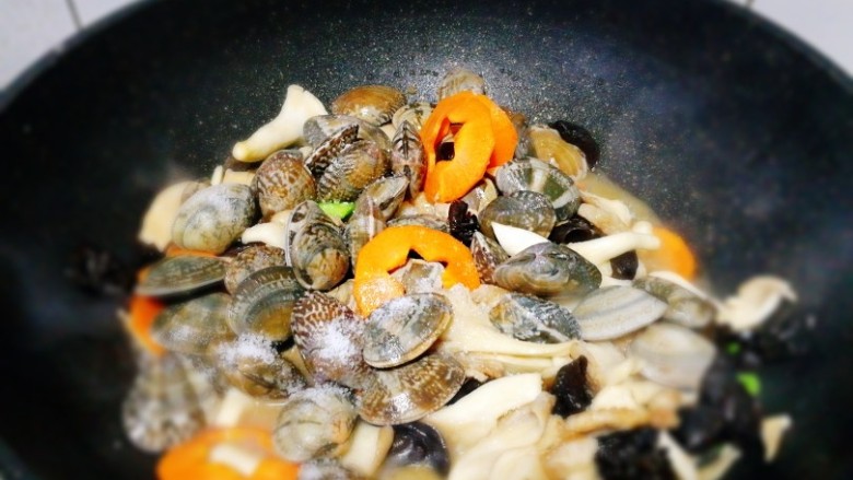 一碗面条+海鲜彩色面,倒入花蛤，加盐