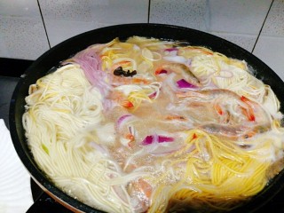 一碗面条+海鲜彩色面,煮开后加入虾
