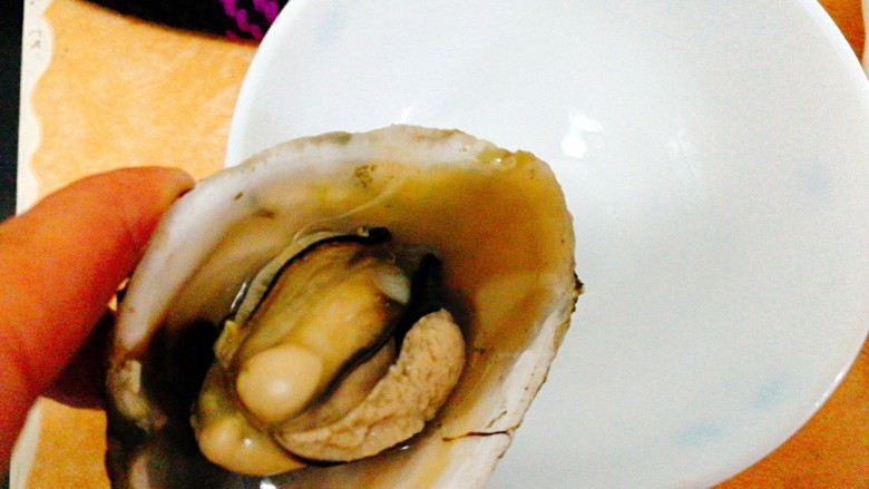 #感恩节食谱#+蒜蓉牡蛎,打开牡蛎，里面的汁倒出备用