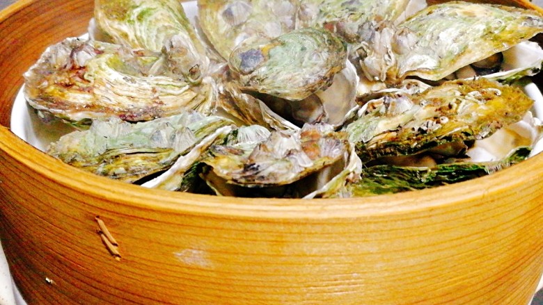 #感恩节食谱#+蒜蓉牡蛎,蒸10分钟左右牡蛎壳打开些即可