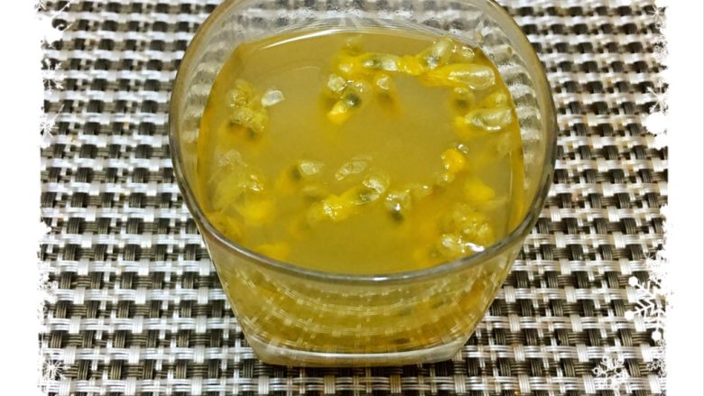 #感恩节食谱#DIY蜂蜜百香果汁🍹,需要喝果汁的时候，用勺子舀出适量，加入凉开水，搅拌均匀即可享用。