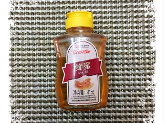 #感恩节食谱#DIY蜂蜜百香果汁🍹,准备蜂蜜一瓶
