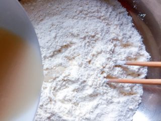 最爱包子+彩球包子,先来和白色面团：将100克面粉倒入无水干净的盆中，加入酵母水（酵母粉加入温水中搅匀融化），用筷子搅拌成絮状。