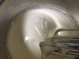 车厘子熔岩巧克力蛋糕,电动打蛋器高速打发蛋液，打4-5分钟后提起打蛋器，材料流下来是略显厚重，呈丝带状。
