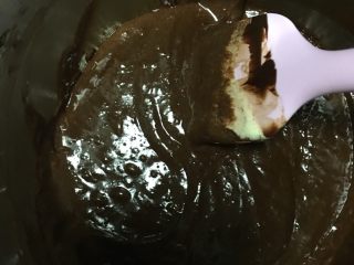 车厘子熔岩巧克力蛋糕,搅拌至蛋糕糊细腻光泽
