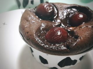 车厘子熔岩巧克力蛋糕,烤好后冷却即可食用，冷藏保存2-3天，恢复至室温食用。