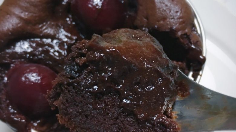 车厘子熔岩巧克力蛋糕,巧克力配酸甜的车厘子，味道很和谐哦，入口即化！