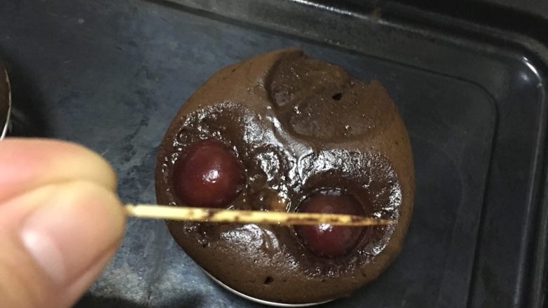 车厘子熔岩巧克力蛋糕,烤好后，在距离蛋糕边缘1cm处地方插入牙签，没有黏上巧克力