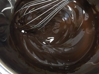车厘子熔岩巧克力蛋糕,融化后冷却至体温程度。