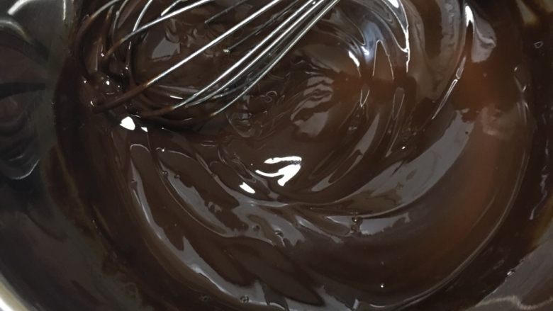 车厘子熔岩巧克力蛋糕,融化后冷却至体温程度。
