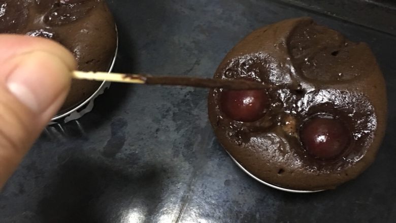 车厘子熔岩巧克力蛋糕,再在距离蛋糕边缘2cm处插入竹签，黏上稠稠的巧克力。