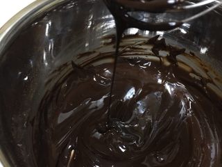 车厘子熔岩巧克力蛋糕,用手动打蛋器搅拌至稀软，搅好后的温度应该在30°左右