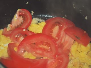 一碗面条+番茄鸡蛋炒面,将番茄放入与鸡蛋混合炒熟，撒入适量盐。
