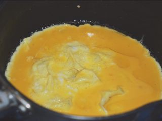 一碗面条+番茄鸡蛋炒面,倒入油烧开，将鸡蛋液倒入煎熟。