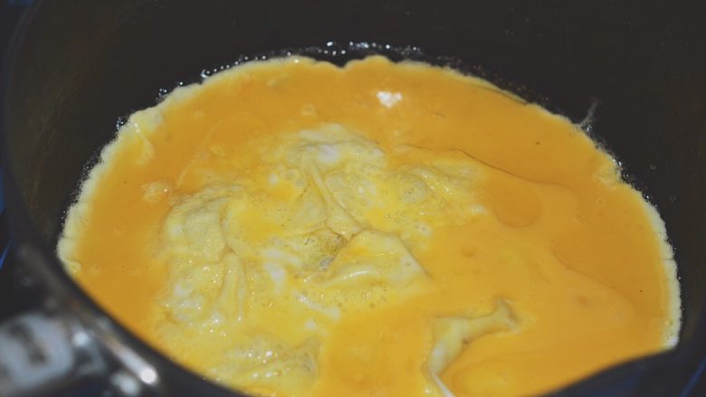 一碗面条+番茄鸡蛋炒面,倒入油烧开，将鸡蛋液倒入煎熟。