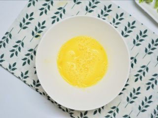 一碗面条+番茄鸡蛋炒面,鸡蛋打入碗中搅拌均匀备用。