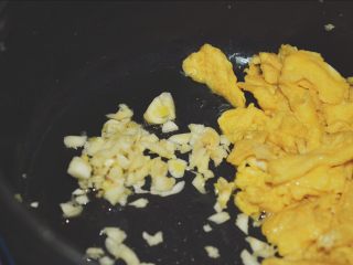 一碗面条+番茄鸡蛋炒面,将煎好的鸡蛋打散成块状推到锅一边，倒入适量油，放入蒜末爆香。