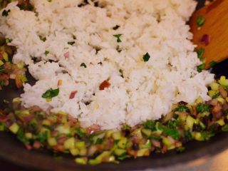 腊味青菜炒饭,放入米饭翻炒均匀。