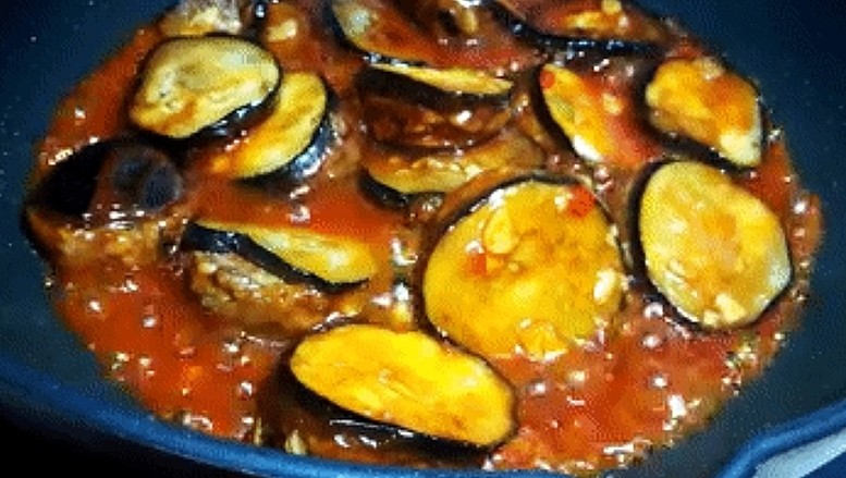 泰式甜辣酱烧汁茄夹肉,把煎好的茄夹倒入锅中 烧至汁浓关火