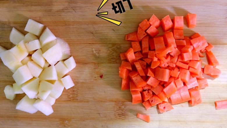 胡萝卜苹果米糊,苹果胡萝卜分别切成小丁容易煮熟