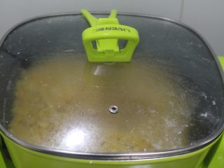 老北京小吃之“豌豆黄”,转小火盖上锅盖，焖煮30分钟以上。