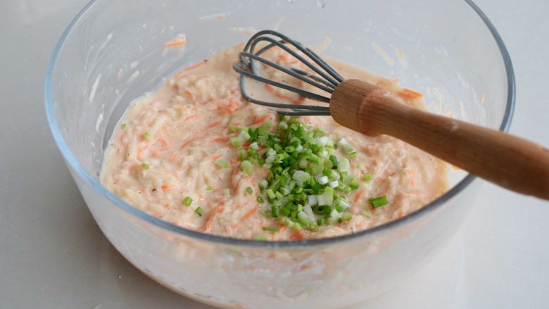 土豆丝鸡蛋饼,也可以加入适量的小葱碎