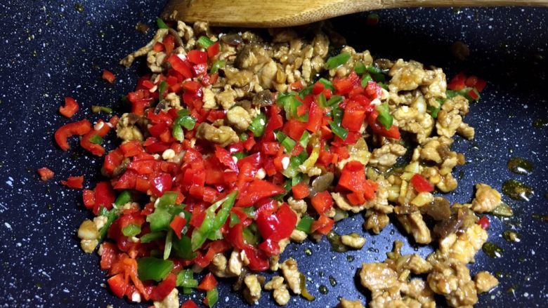 肉末粉丝煲,将青椒红椒洗净剁碎，肉变色后，放入辣椒末