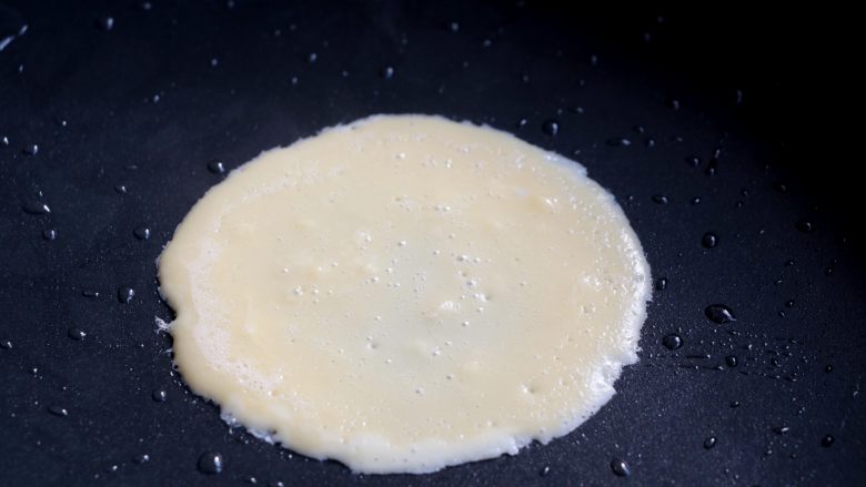 鸡蛋混沌,平底锅不粘锅刷一层薄薄的色拉油
舀入一小勺蛋糊
迅速用勺底打转几圈，
让面糊分布均匀