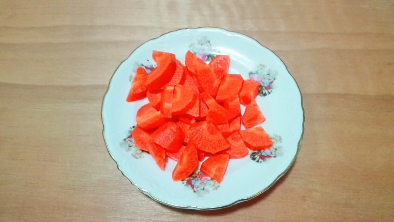 糖醋胡萝卜鳊鱼,胡萝卜削去皮，切小块