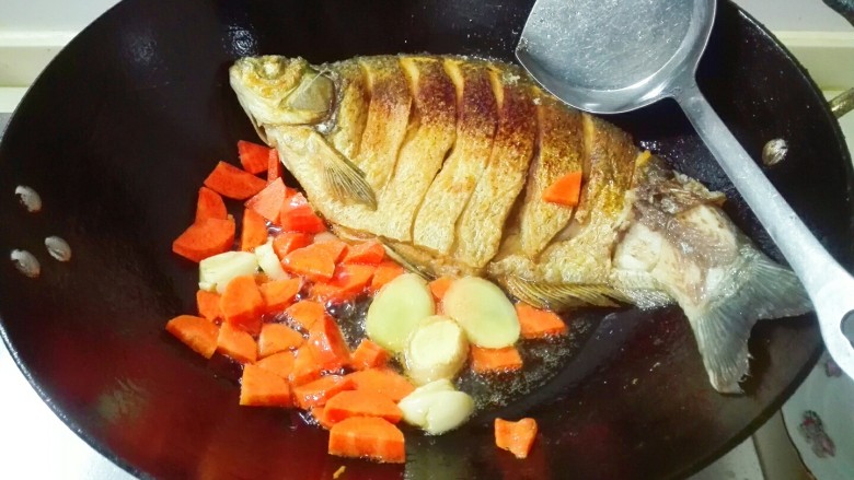 糖醋胡萝卜鳊鱼,放生姜一起煎香