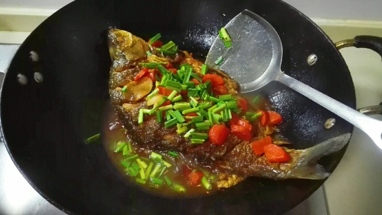糖醋胡萝卜鳊鱼,鱼汤汁浇在青蒜上，出锅盛盘