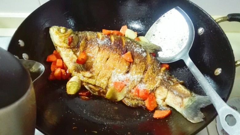 糖醋胡萝卜鳊鱼,放热水，大火烧开