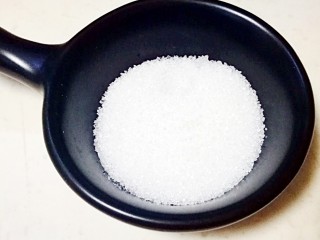 地方美食家里吃之台湾蚵仔煎,盐放入加水的玉米粉面粉中